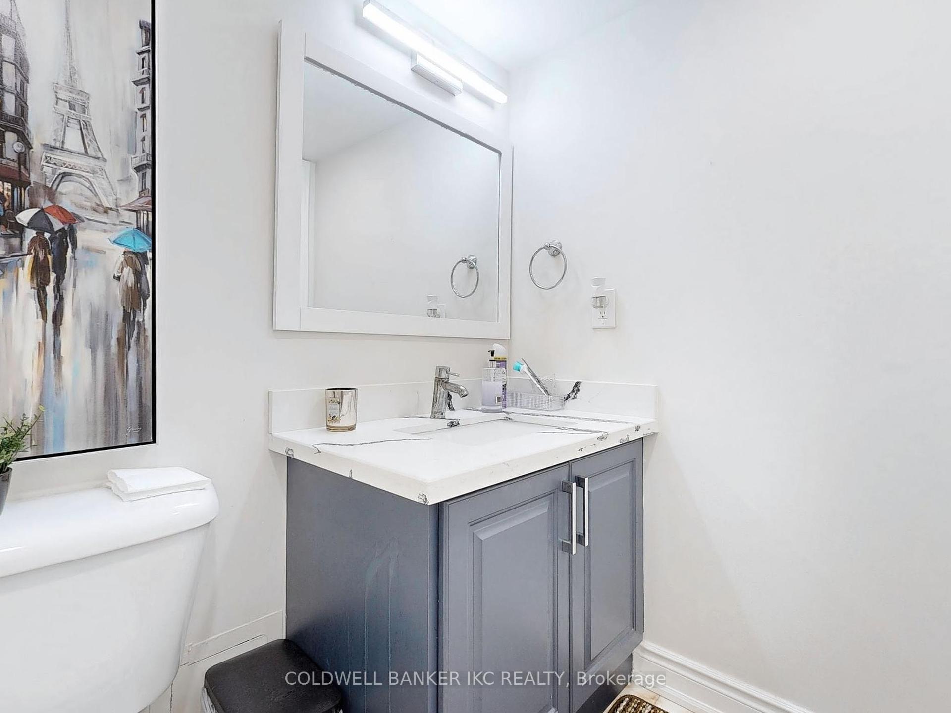 3 Bedrooms Condo at 4235 Sherwoodtowne, Mississauga For sale