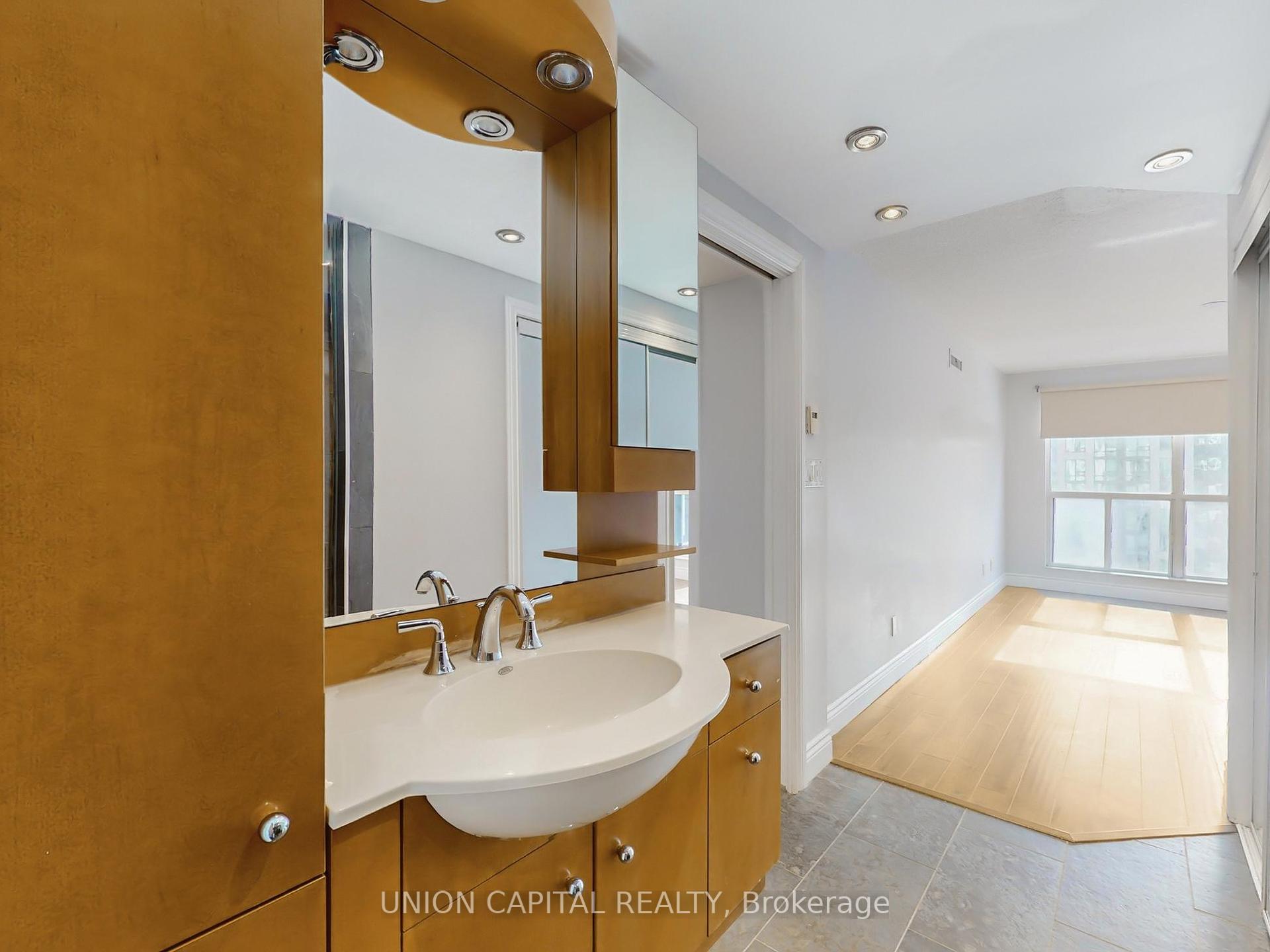 3 Bedrooms Condo at 28 Hollywood, Toronto For sale