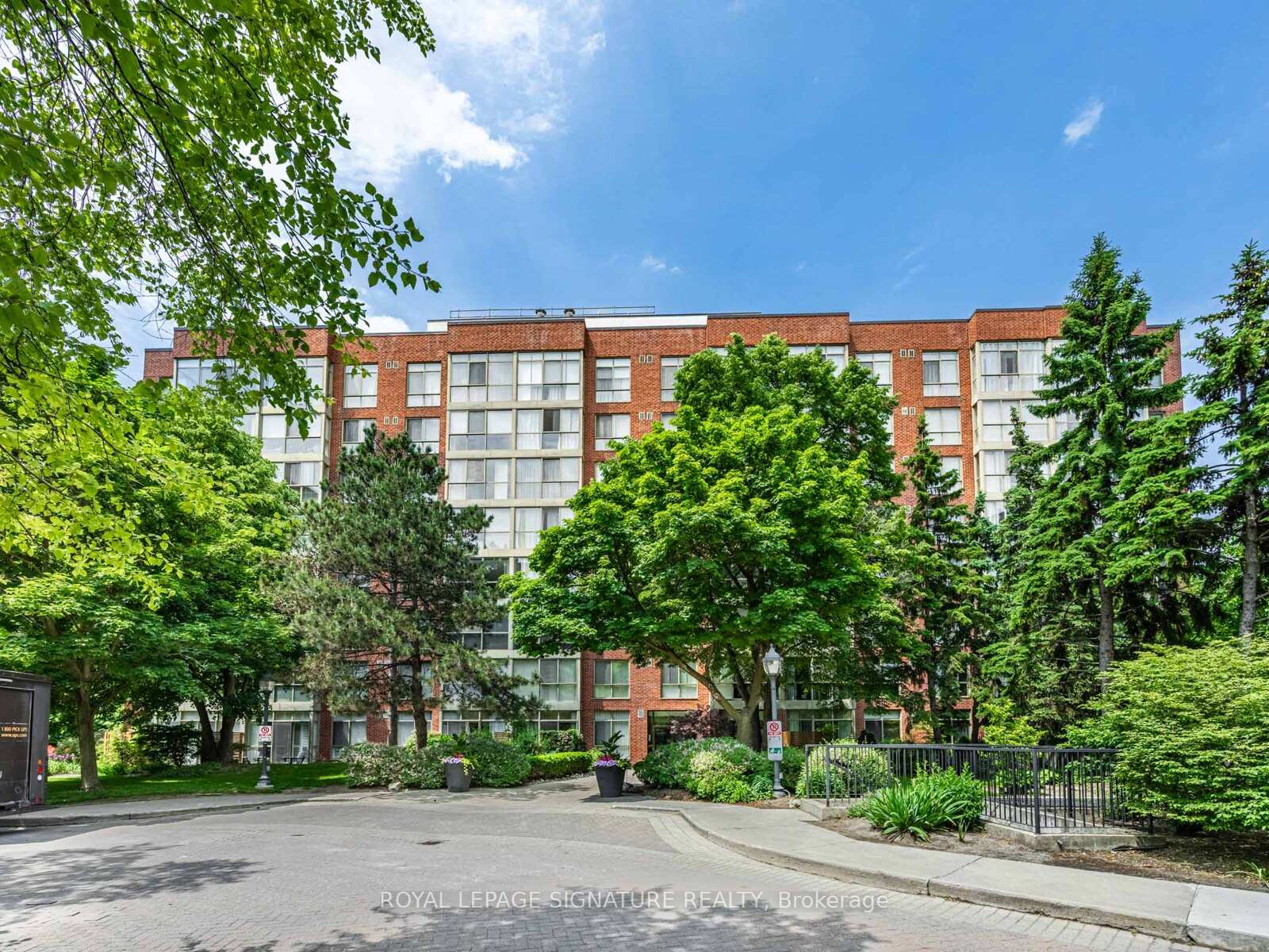 2 Bedrooms Condo at 24 Southport, Toronto For sale