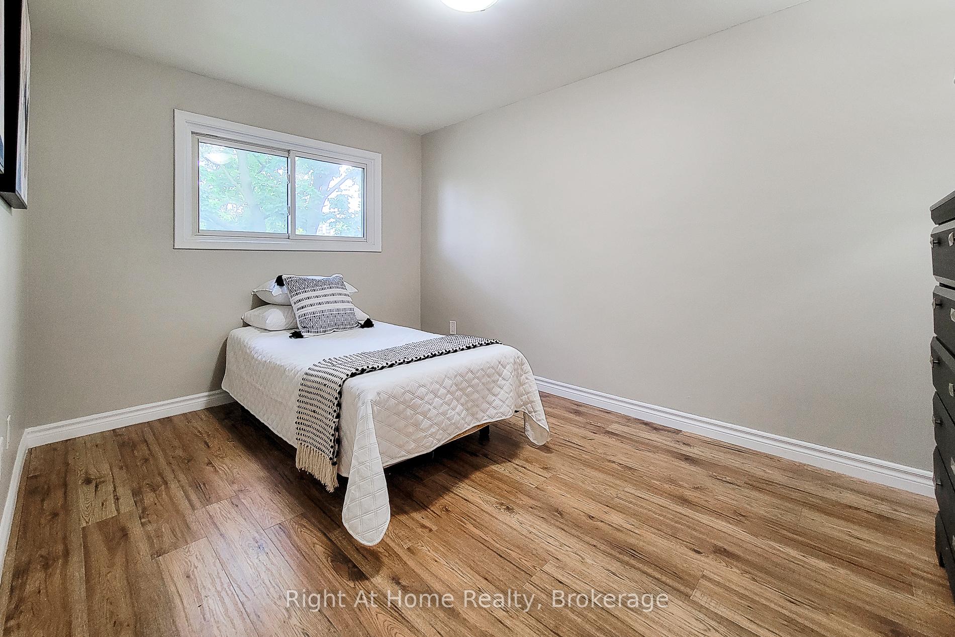 3 Bedrooms Condo at 8 Glenburn, Hamilton For sale