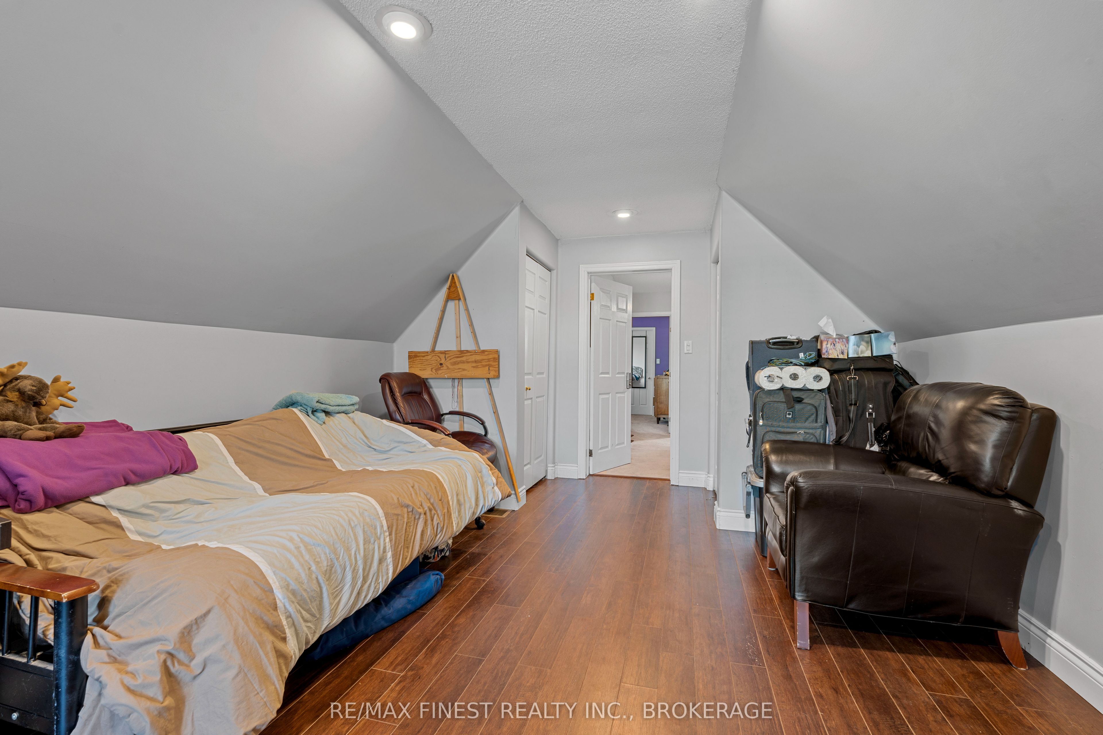 688 PARKSIDE Crescent