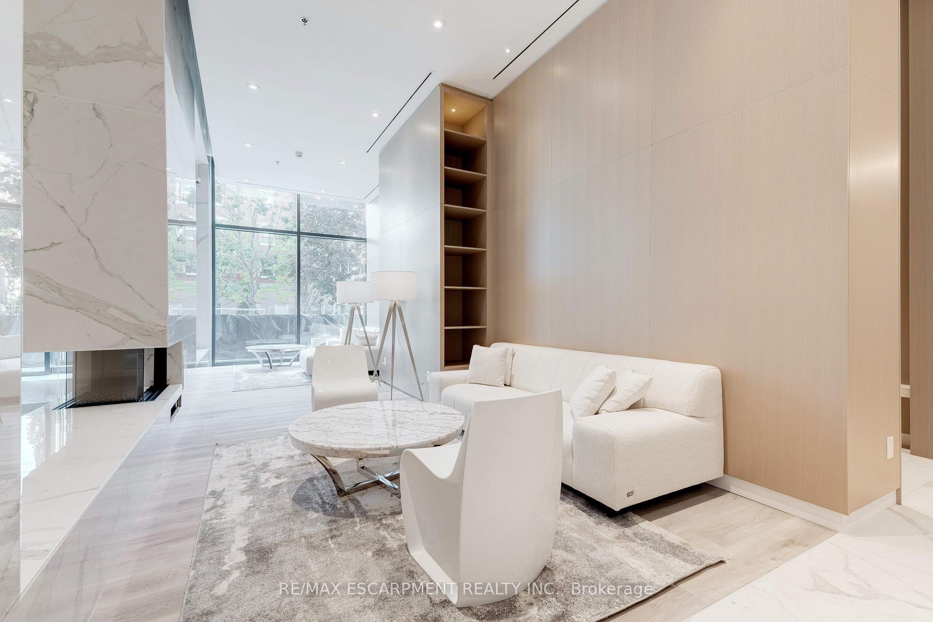 2 Bedrooms Condo at 370 Martha, Burlington For sale
