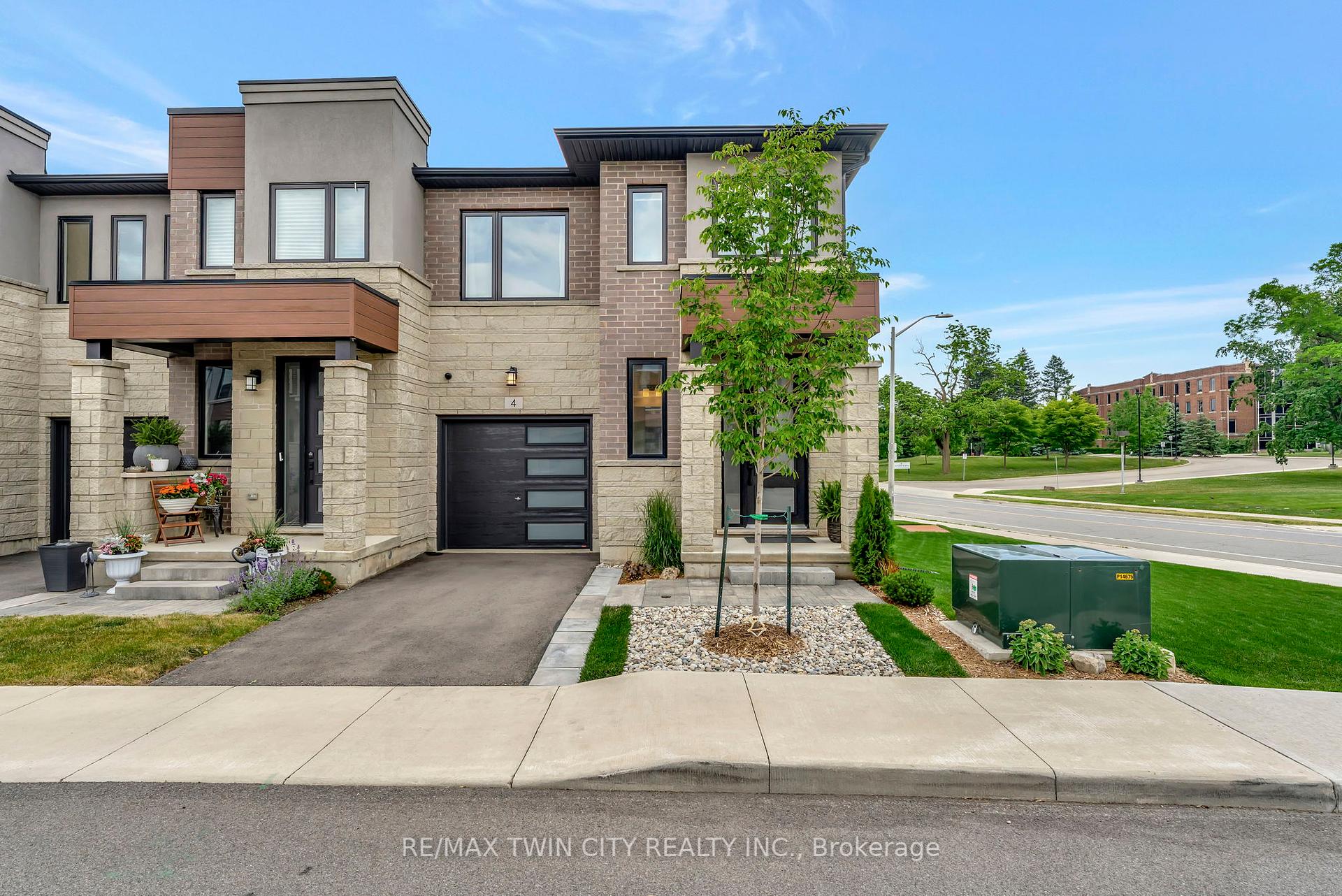 3 Bedrooms Condo at 4 Southam, Hamilton For sale
