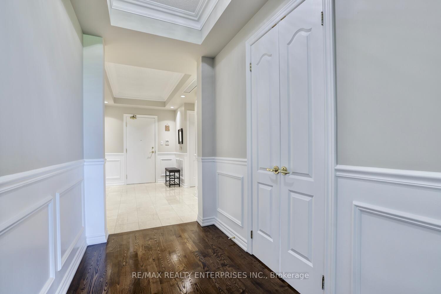 3 Bedrooms Condo at 1900 The Collegeway, Mississauga For sale