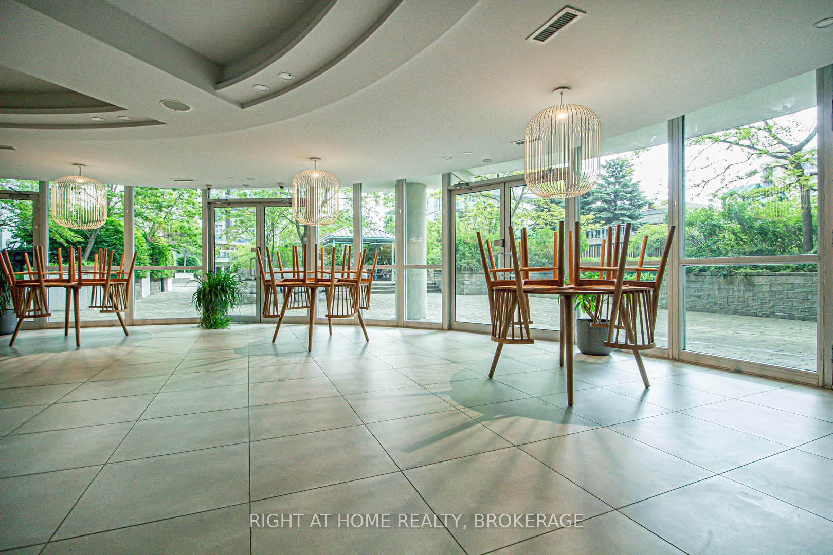 2 Bedrooms Condo at 3939 Duke Of York, Mississauga For sale