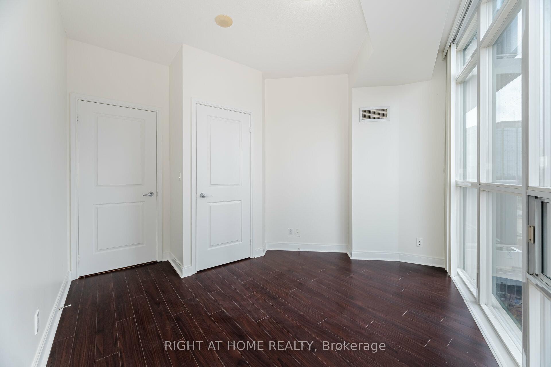2 Bedrooms Condo at 70 Absolute, Mississauga For sale