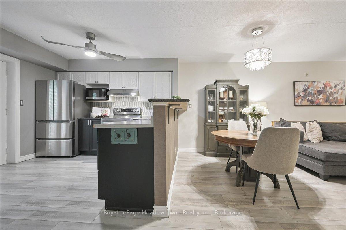 2 Bedrooms Condo at 1450 Bishops, Oakville For sale