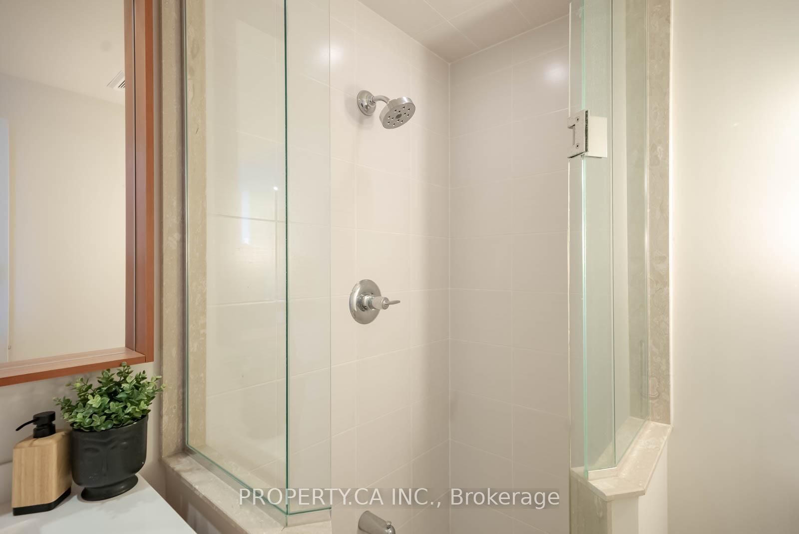 2 Bedrooms Condo at 15 Viking, Toronto For sale