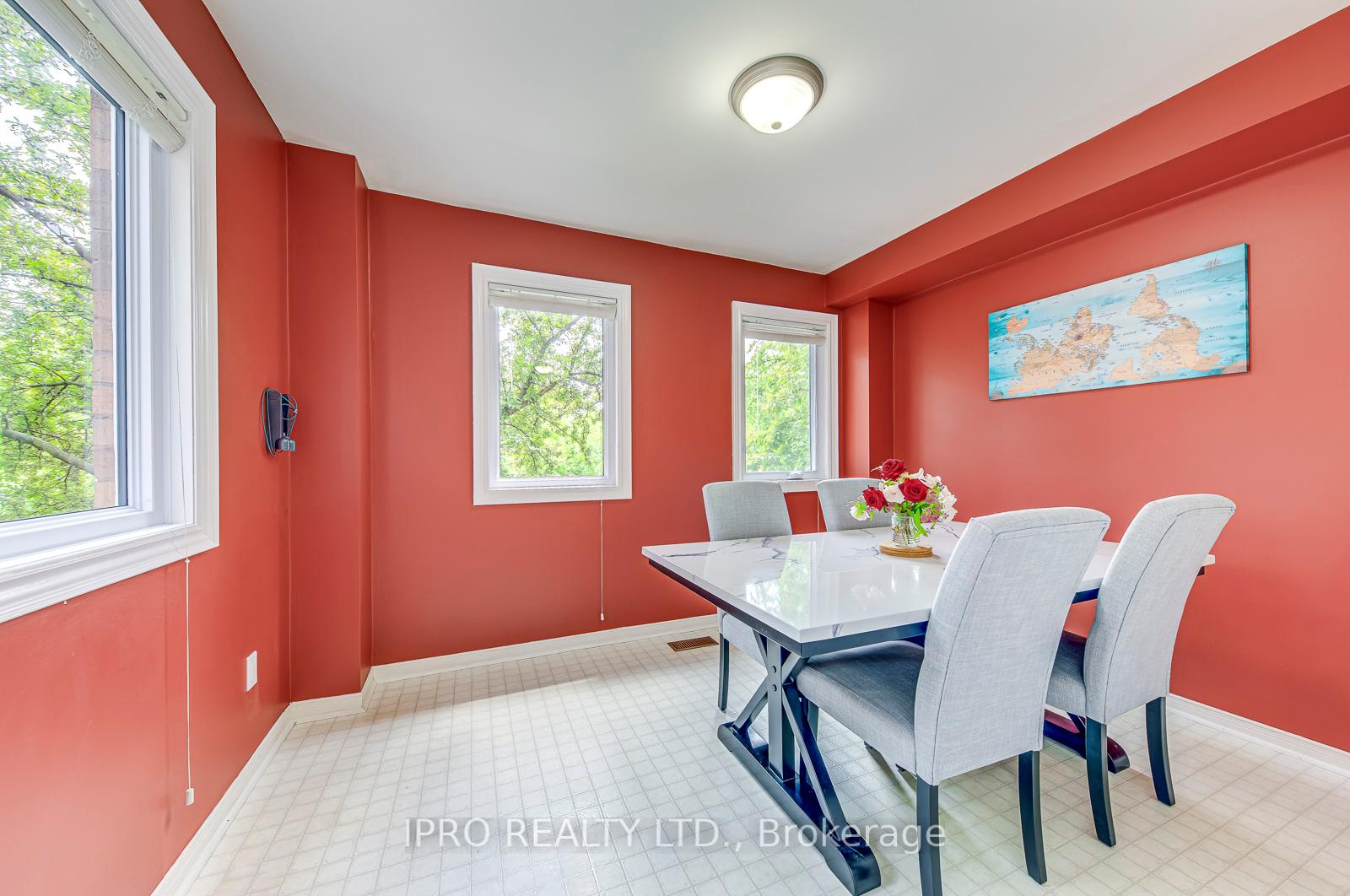 3 Bedrooms Condo at 2051 MERCHANTS, Oakville For sale