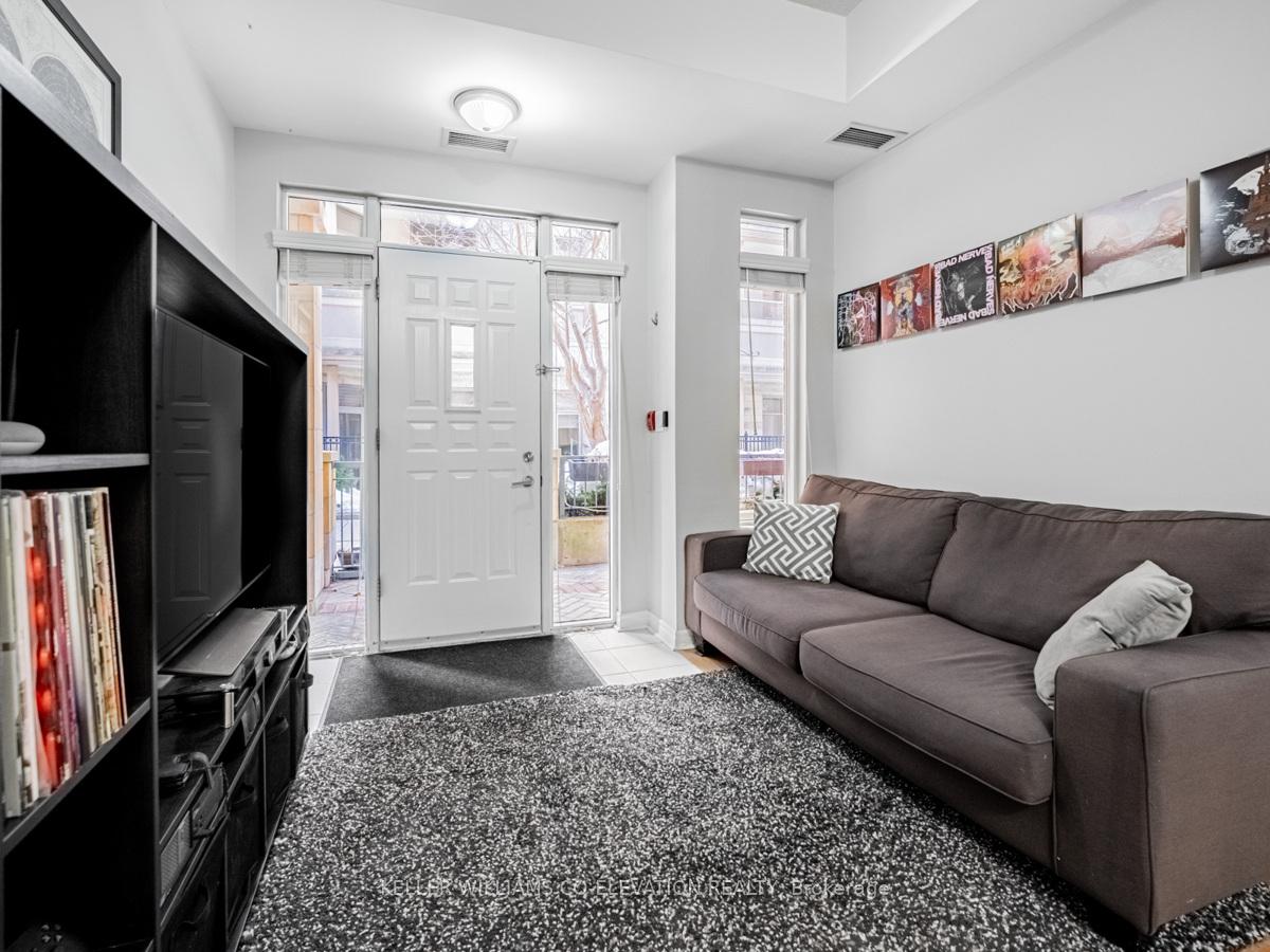 2 Bedrooms Condo at 330 Princess Royal, Mississauga For sale