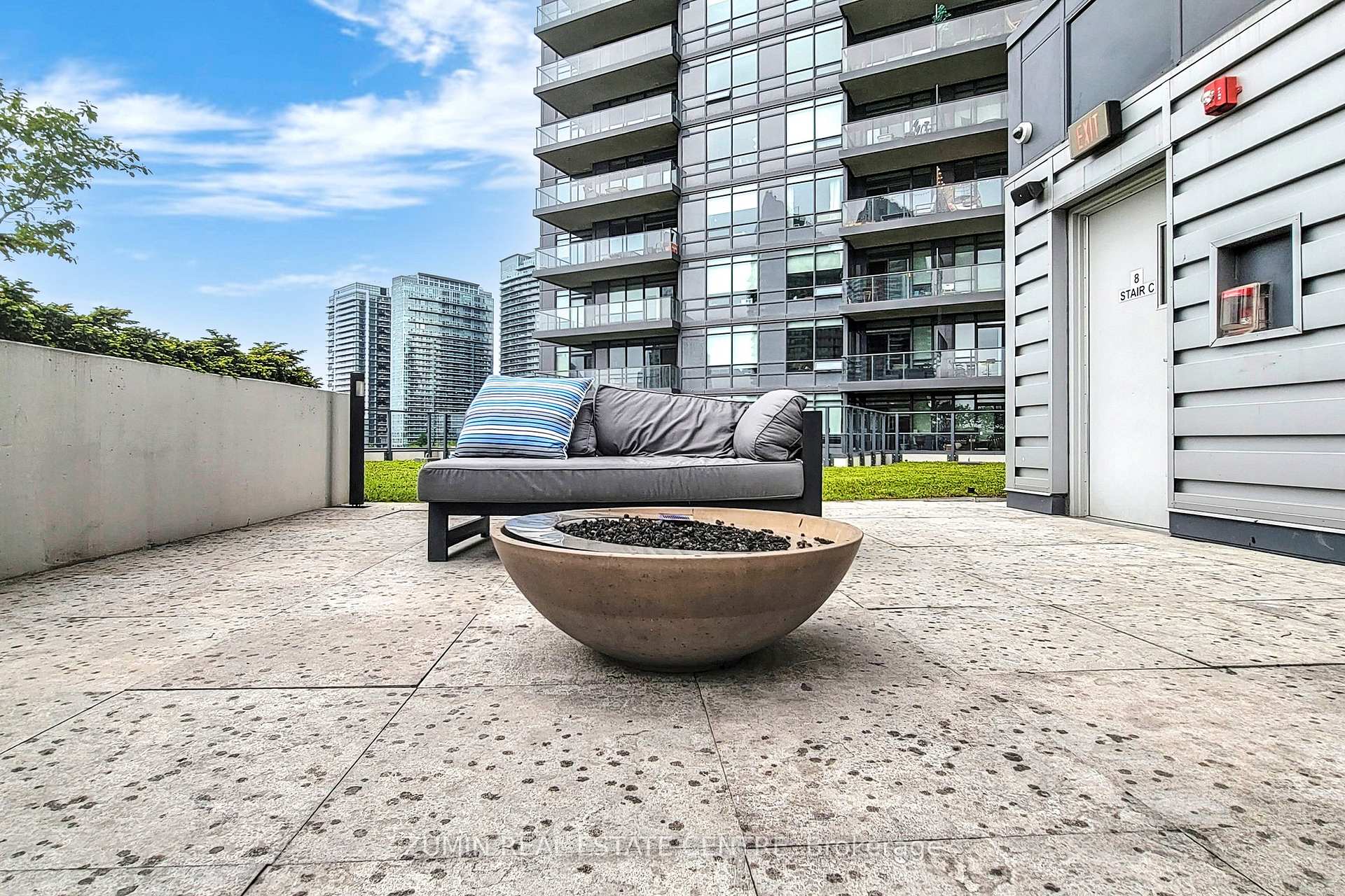3 Bedrooms Condo at 10 Park Lawn, Toronto For sale