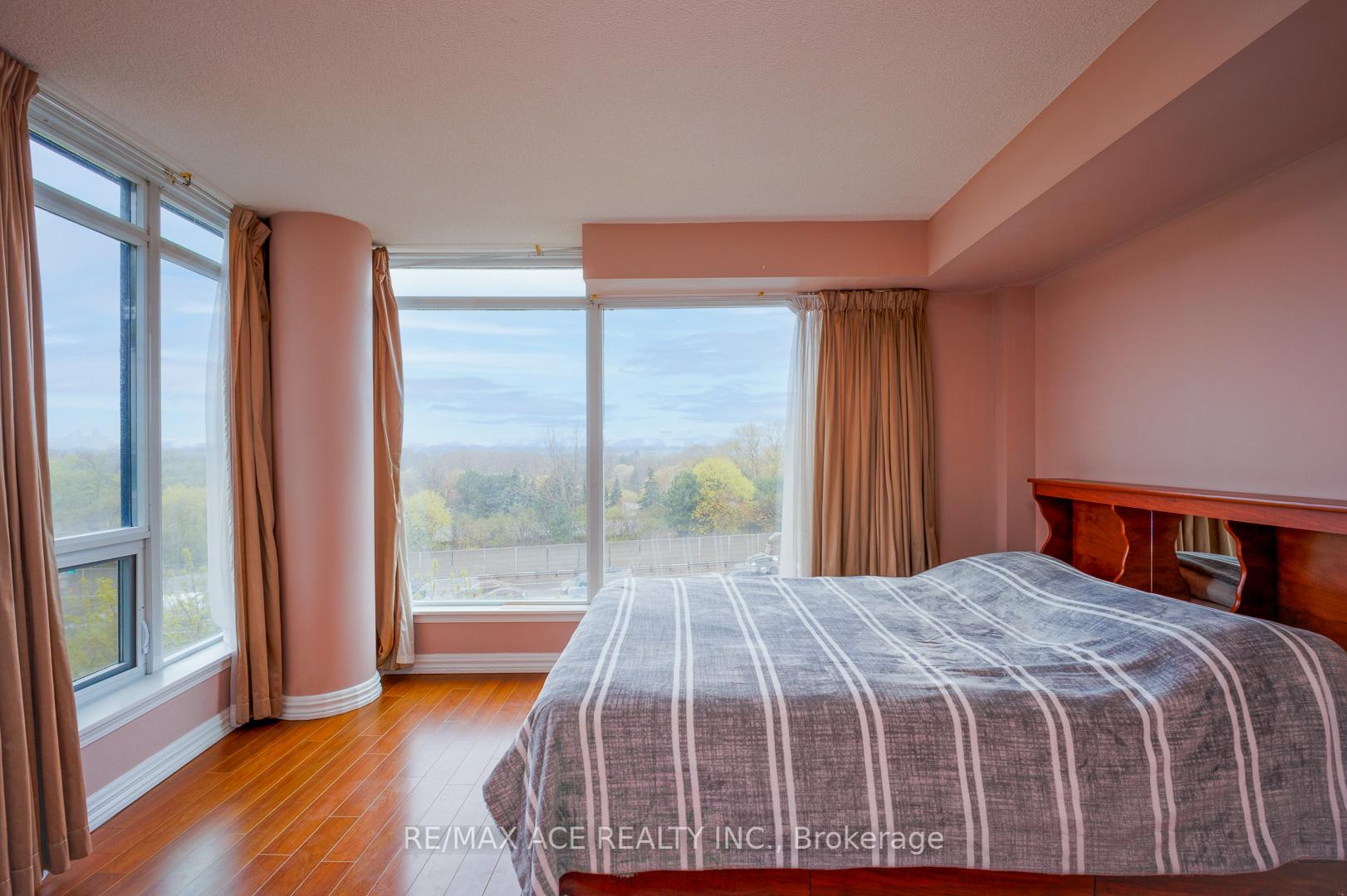 2 Bedrooms Condo at 18 Valley Woods, Toronto For sale