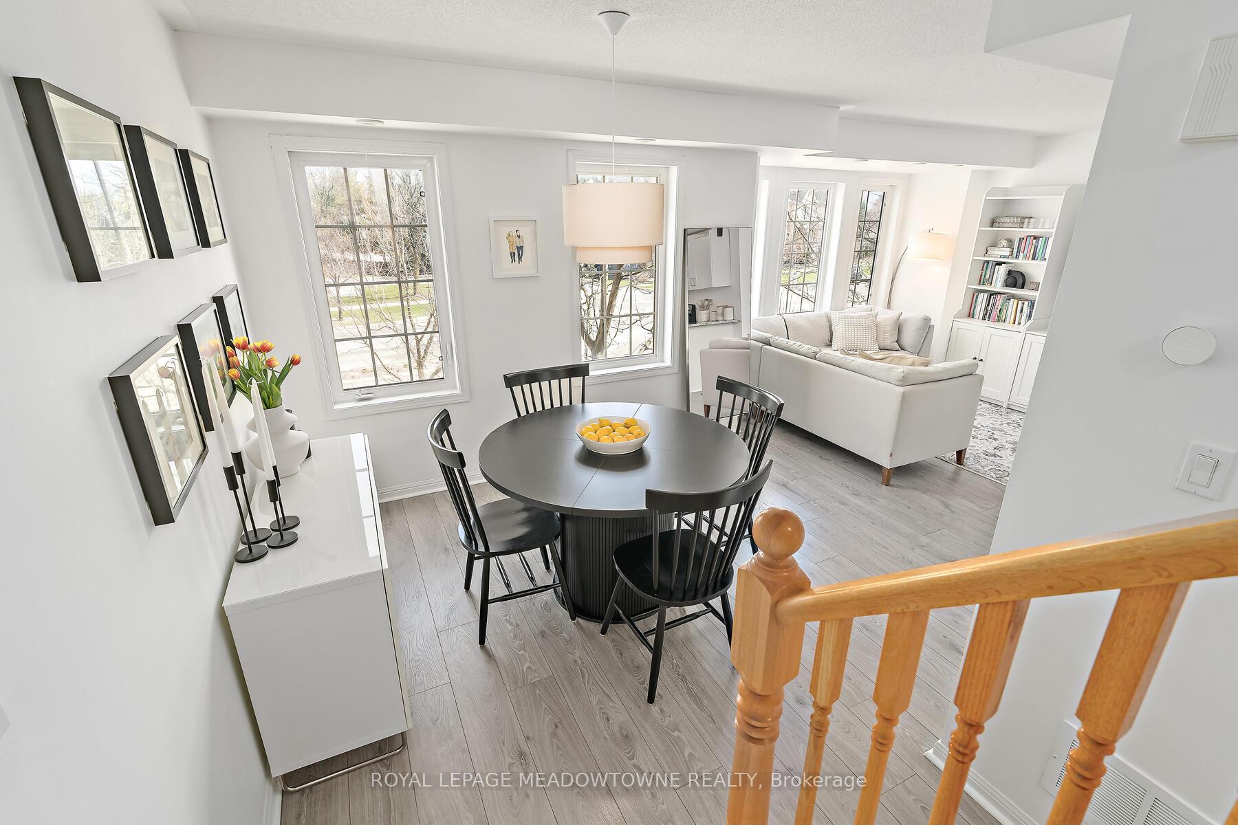 2 Bedrooms Condo at 2614 Dashwood, Oakville For sale