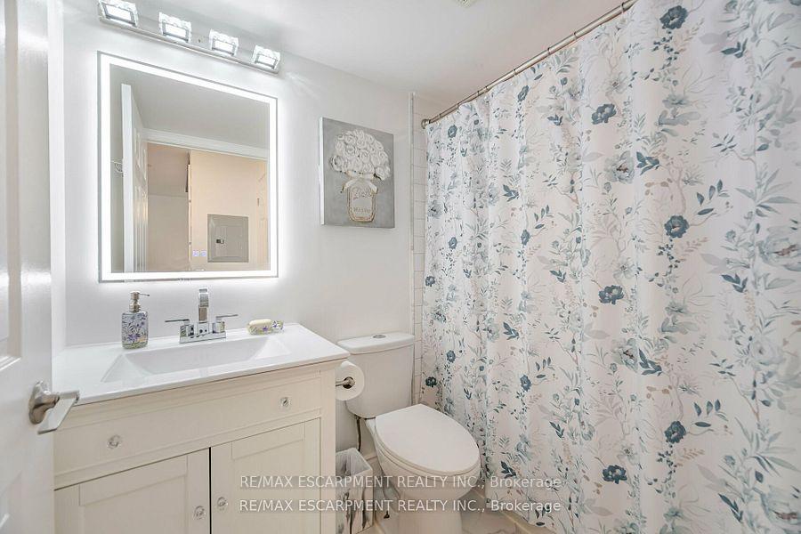 1 Bedroom Condo at 335 Rathburn, Mississauga For sale