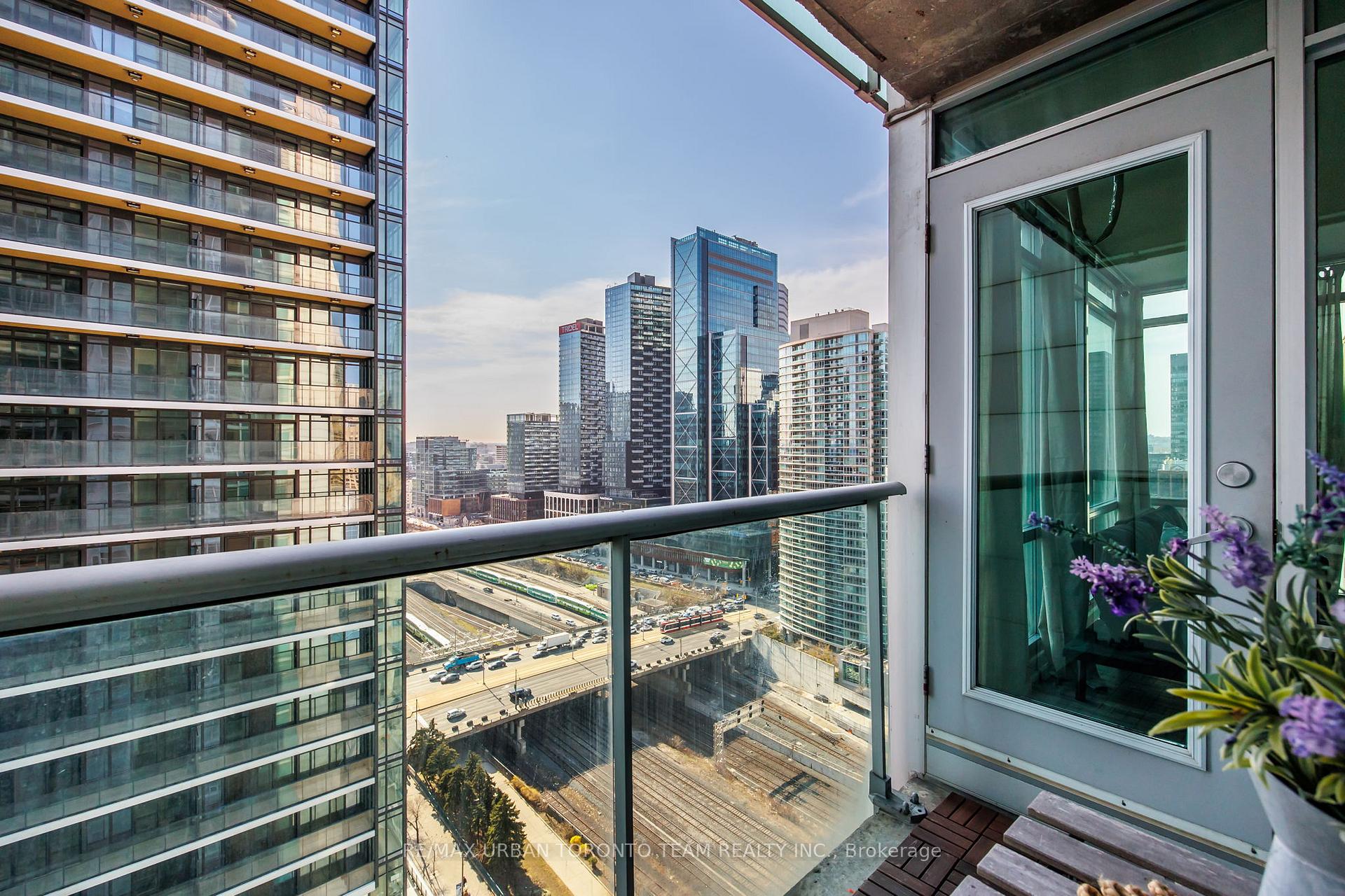 3 Bedrooms Condo at 81 Navy Wharf,  Toronto For sale