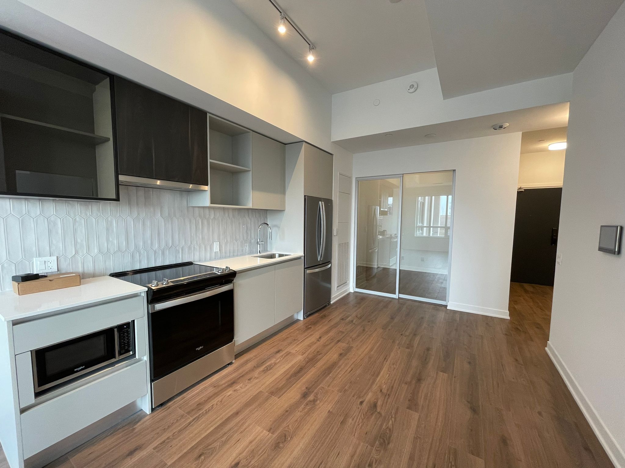 405 Dundas Street W 209