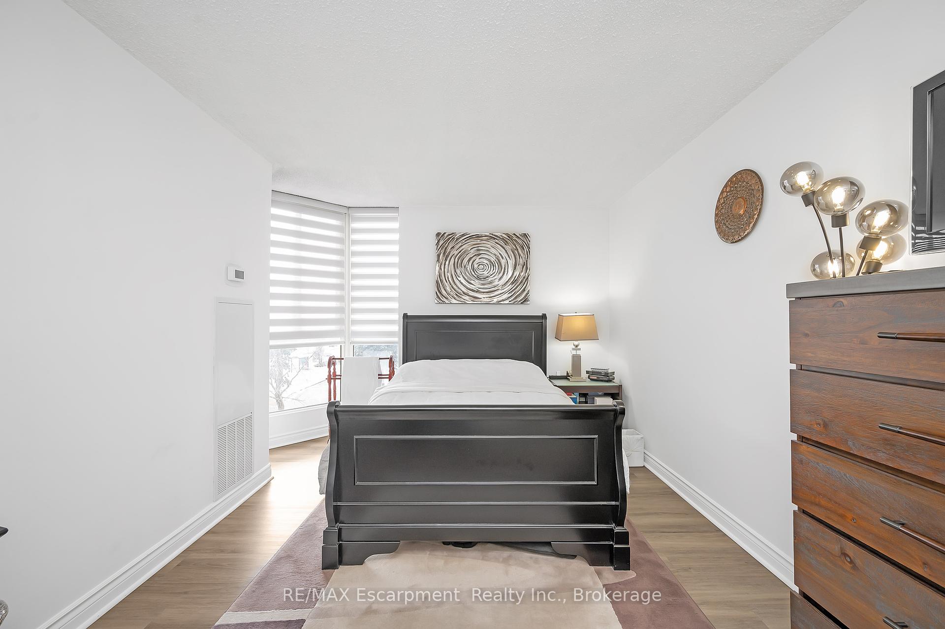 3 Bedrooms Condo at 1237 North Shore, Burlington For sale
