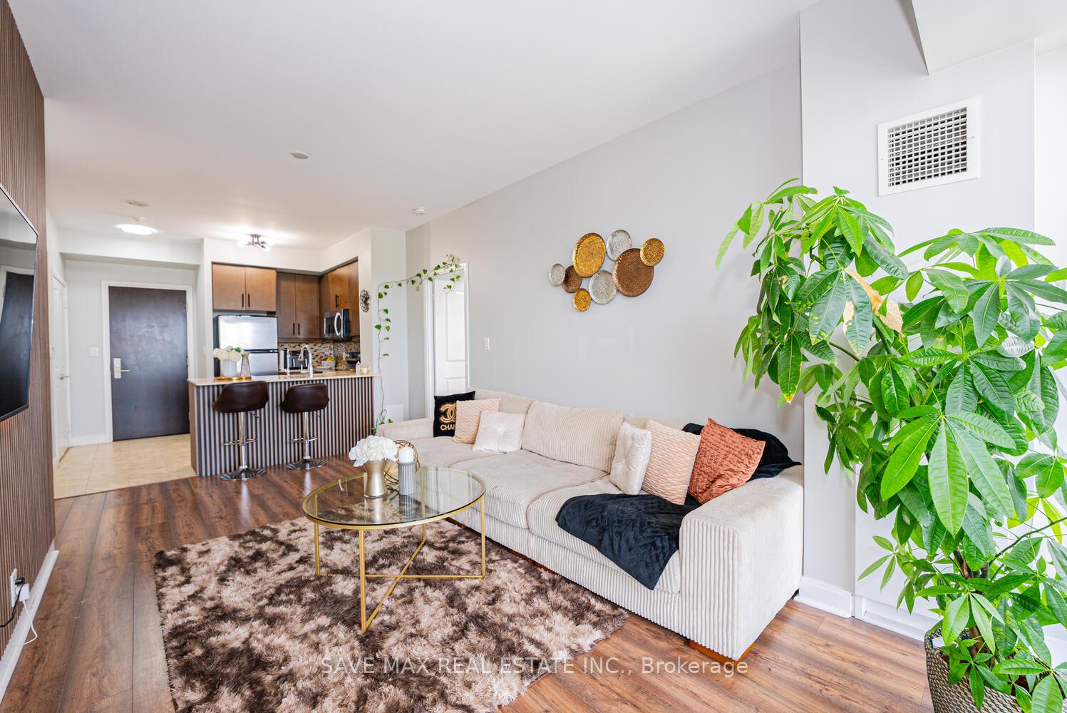 2 Bedrooms Condo at 60 Absolute, Mississauga For sale