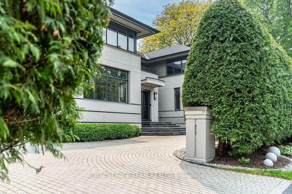 725 Manor
