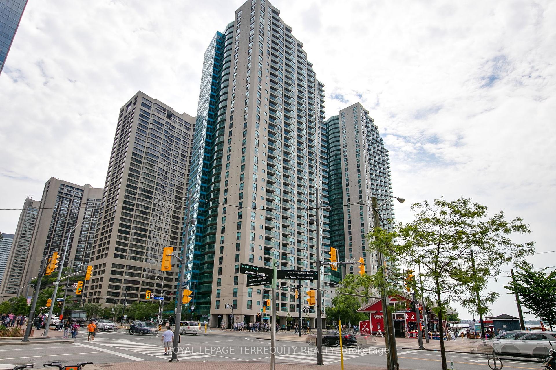 2 Bedrooms Condo at 77 Harbour, Toronto For sale