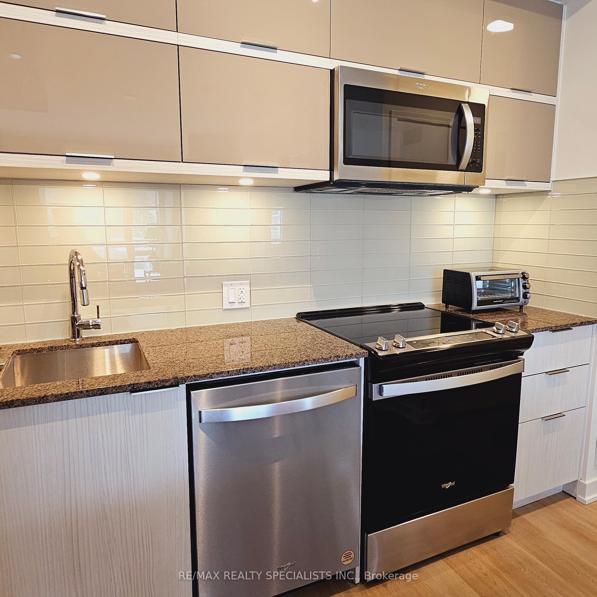 3 Bedrooms Condo at 10 DEERLICK, Toronto For sale