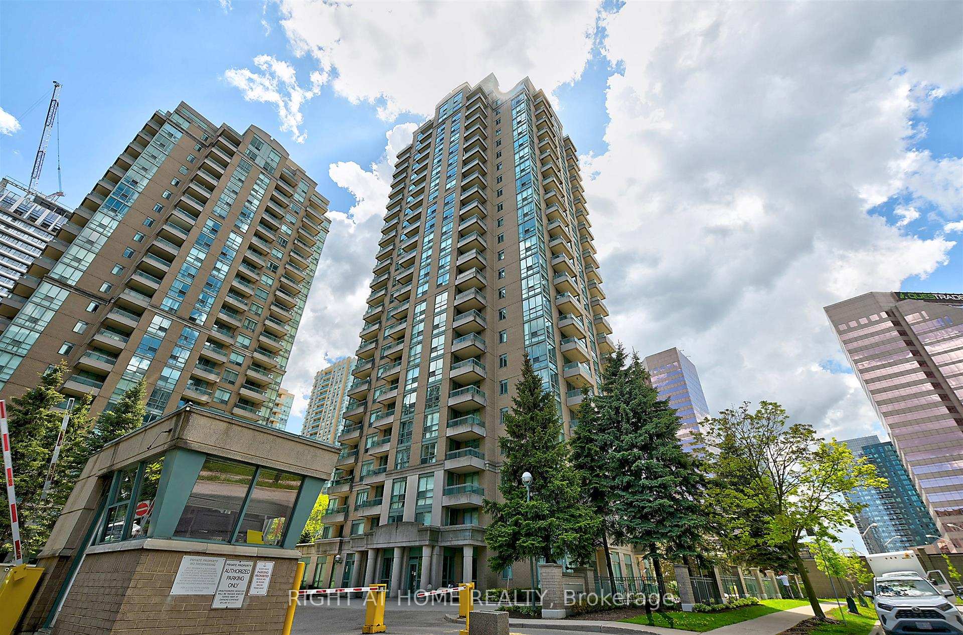 2 Bedrooms Condo at 1 Pemberton, Toronto For sale