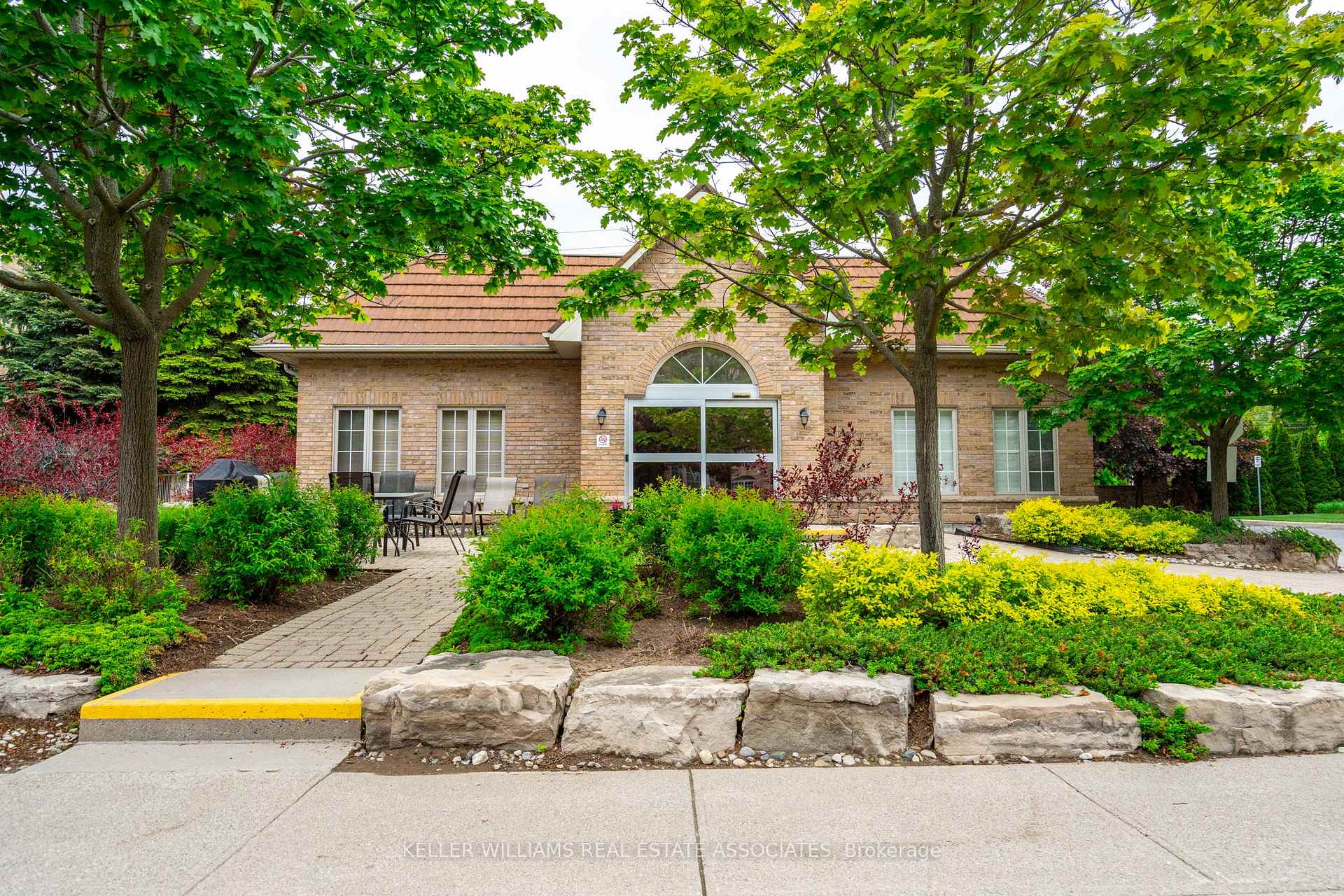 2 Bedrooms Condo at 216 Plains, Burlington For sale
