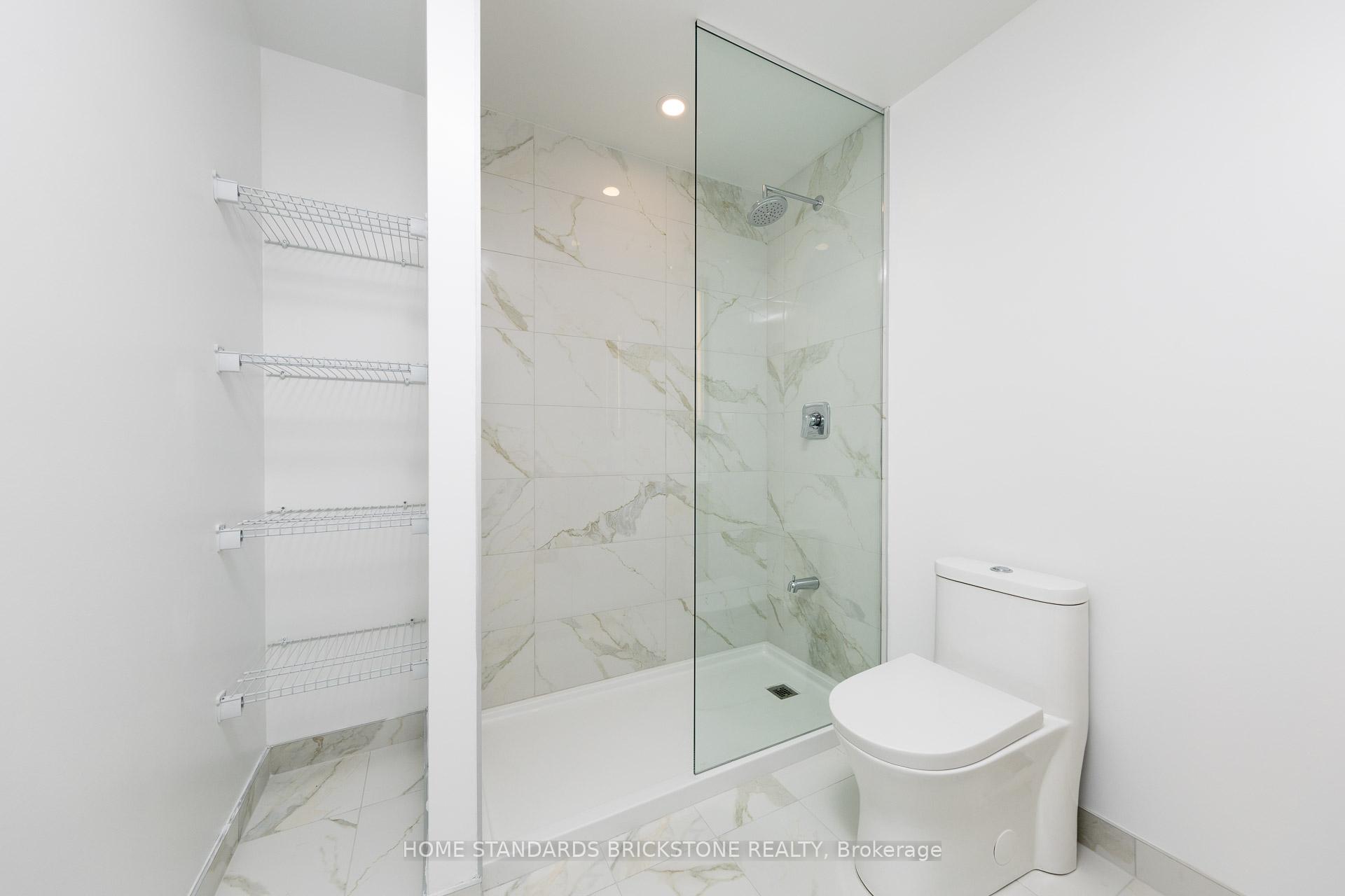 3 Bedrooms Condo at 220 Missinnihe, Mississauga For sale