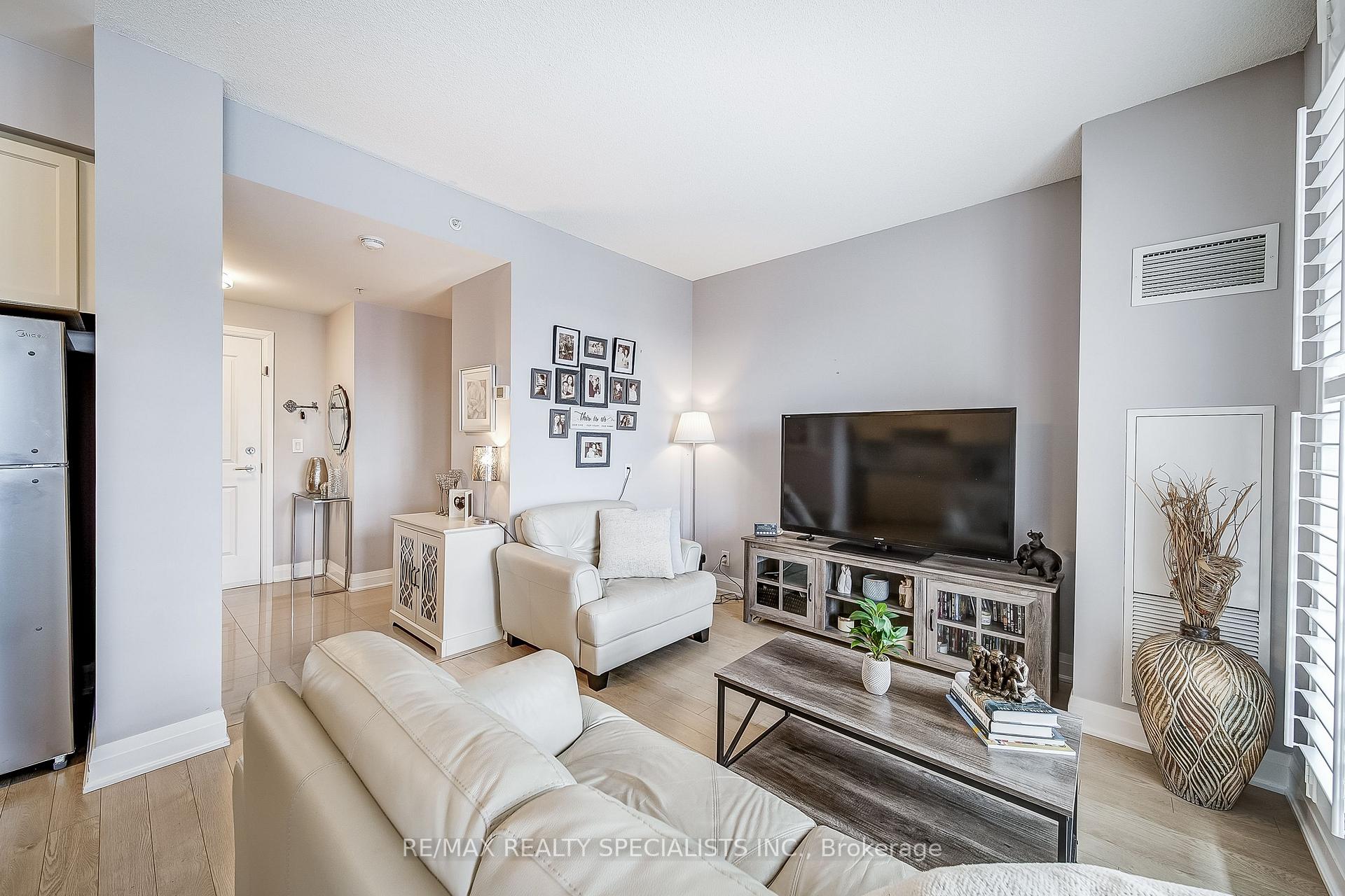 2 Bedrooms Condo at 24 Woodstream,  Vaughan For sale