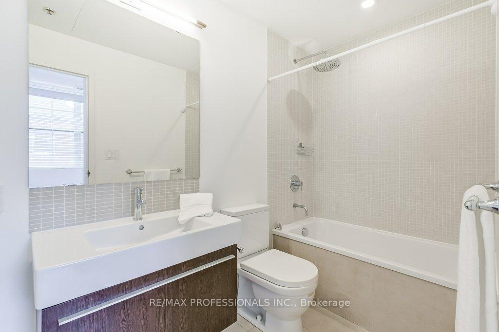 2 Bedrooms Condo at 152 Annette,  Toronto For sale