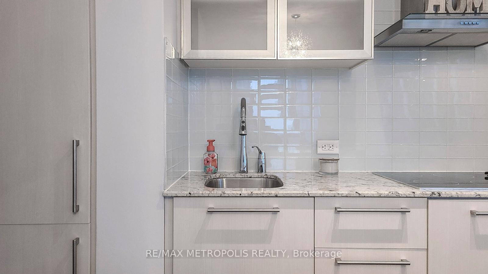 2 Bedrooms Condo at 12 York, Toronto For sale
