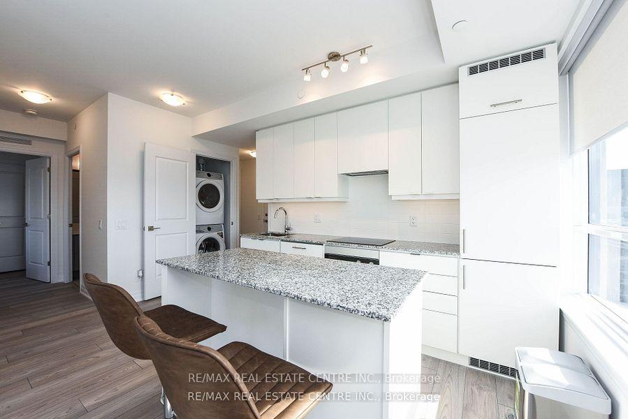 2 Bedrooms Condo at 36 Elm, Mississauga For sale