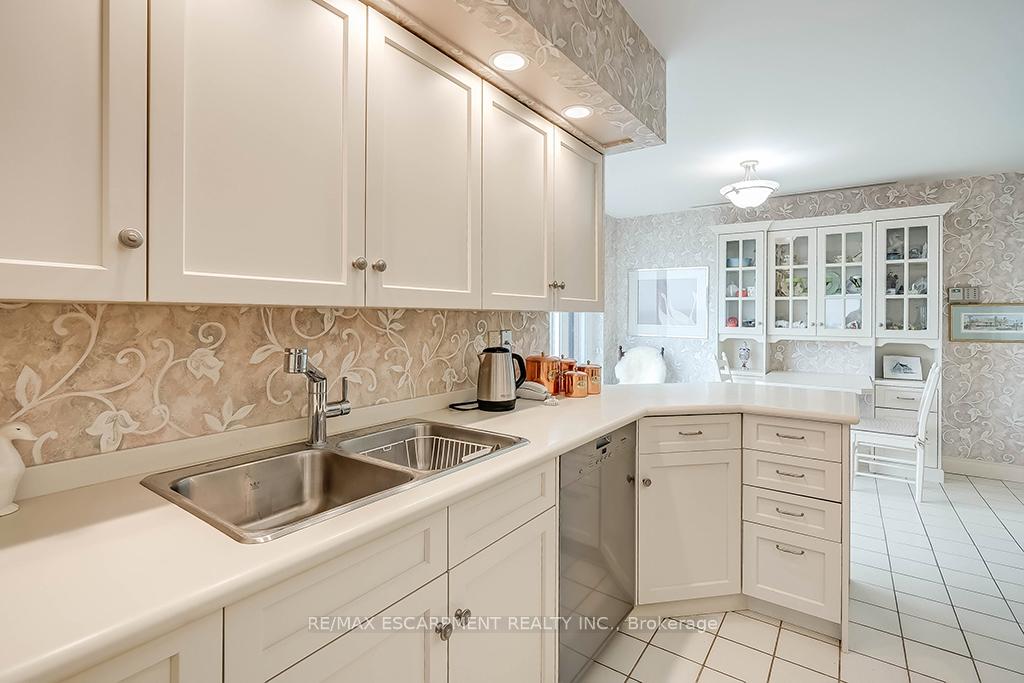 2 Bedrooms Condo at 2220 Lakeshore, Burlington For sale