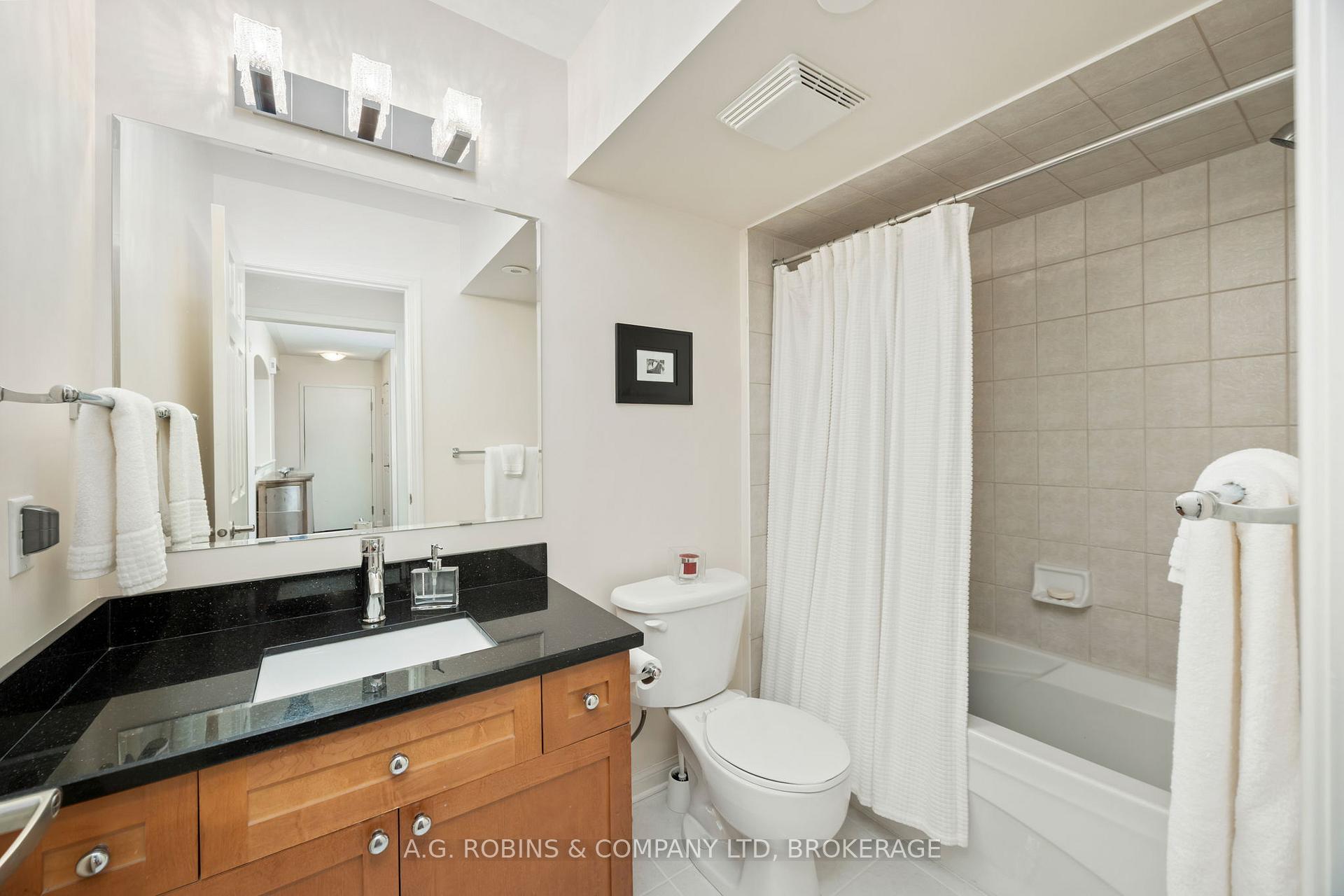 3 Bedrooms Condo at 595 Dundas, Mississauga For sale