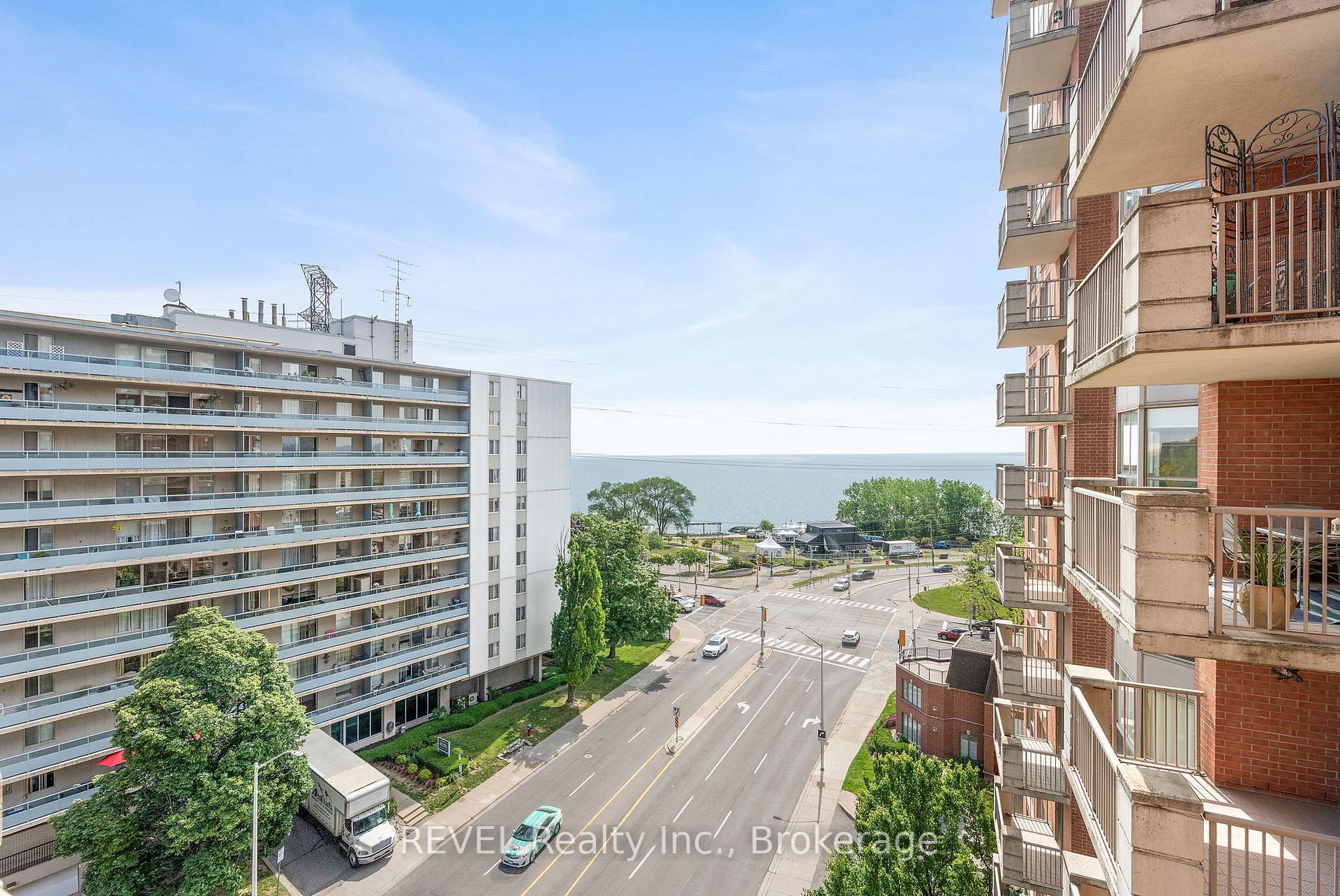 2 Bedrooms Condo at 442 Maple, Burlington For sale