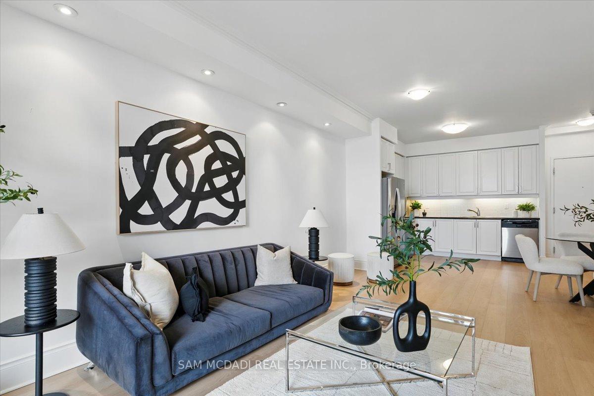 3 Bedrooms Condo at 3888 Duke Of York, Mississauga For sale