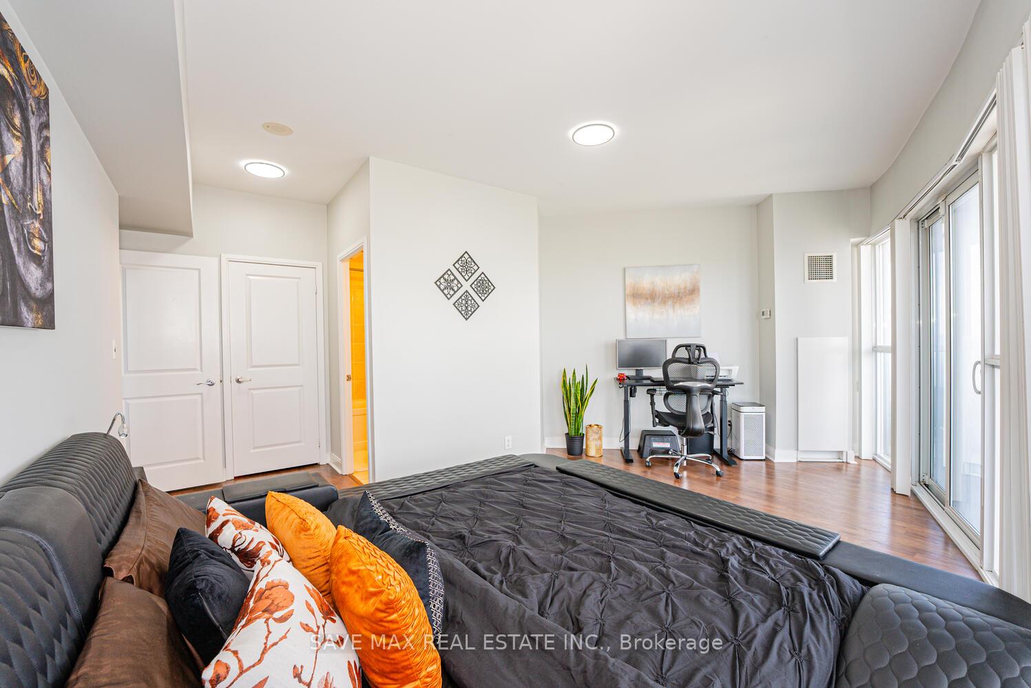 2 Bedrooms Condo at 60 Absolute, Mississauga For sale