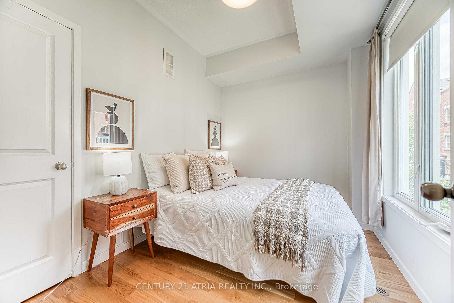 2 Bedrooms Condo at 8 Frances Loring, Toronto For sale