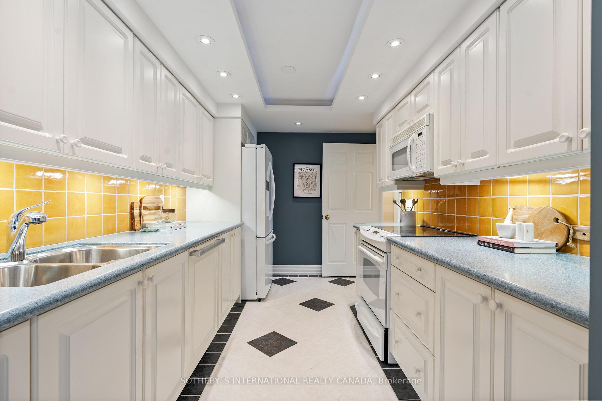 3 Bedrooms Condo at 278 Bloor,  Toronto For sale