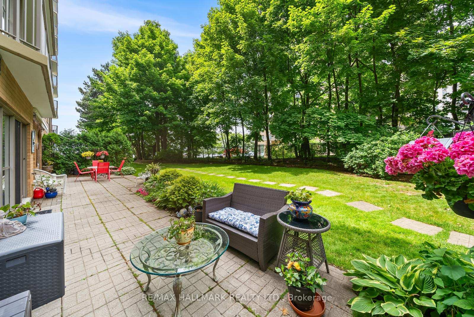 2 Bedrooms Condo at 2210 Lakeshore, Burlington For sale