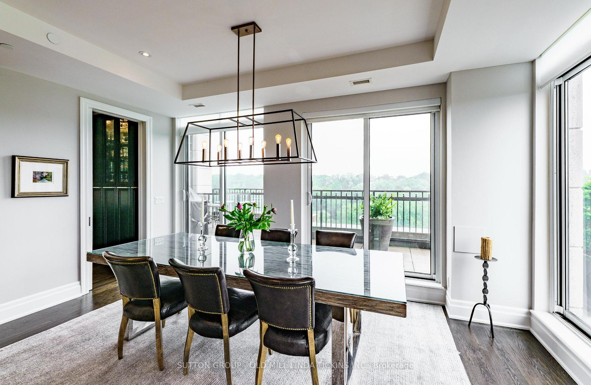 2 Bedrooms Condo at 30 Old Mill, Toronto For sale