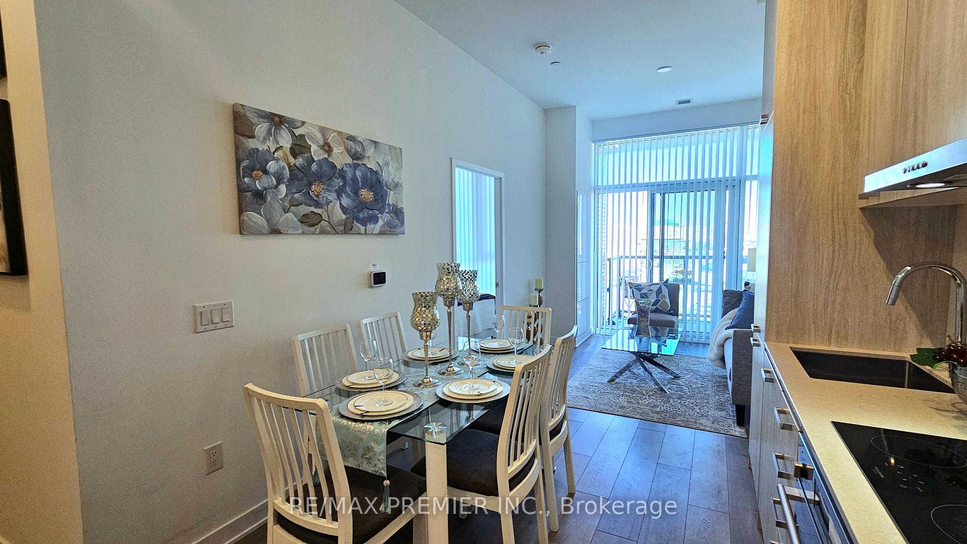 2 Bedrooms Condo at 10 Honeycrisp, Vaughan For sale