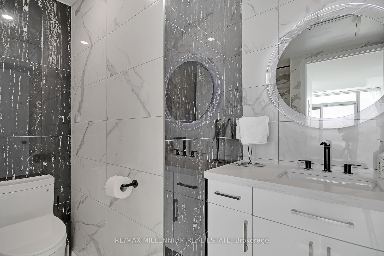 3 Bedrooms Condo at 12 York,  Toronto For sale