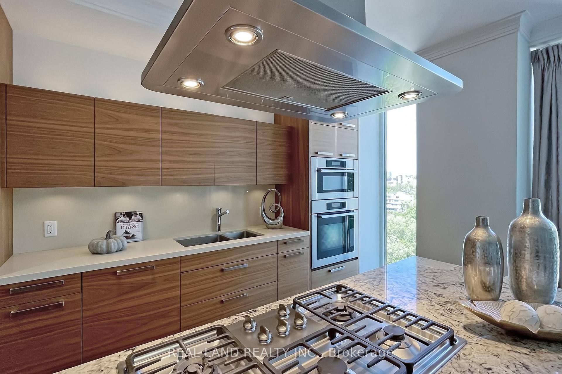 2 Bedrooms Condo at 206 Bloor, Toronto For sale