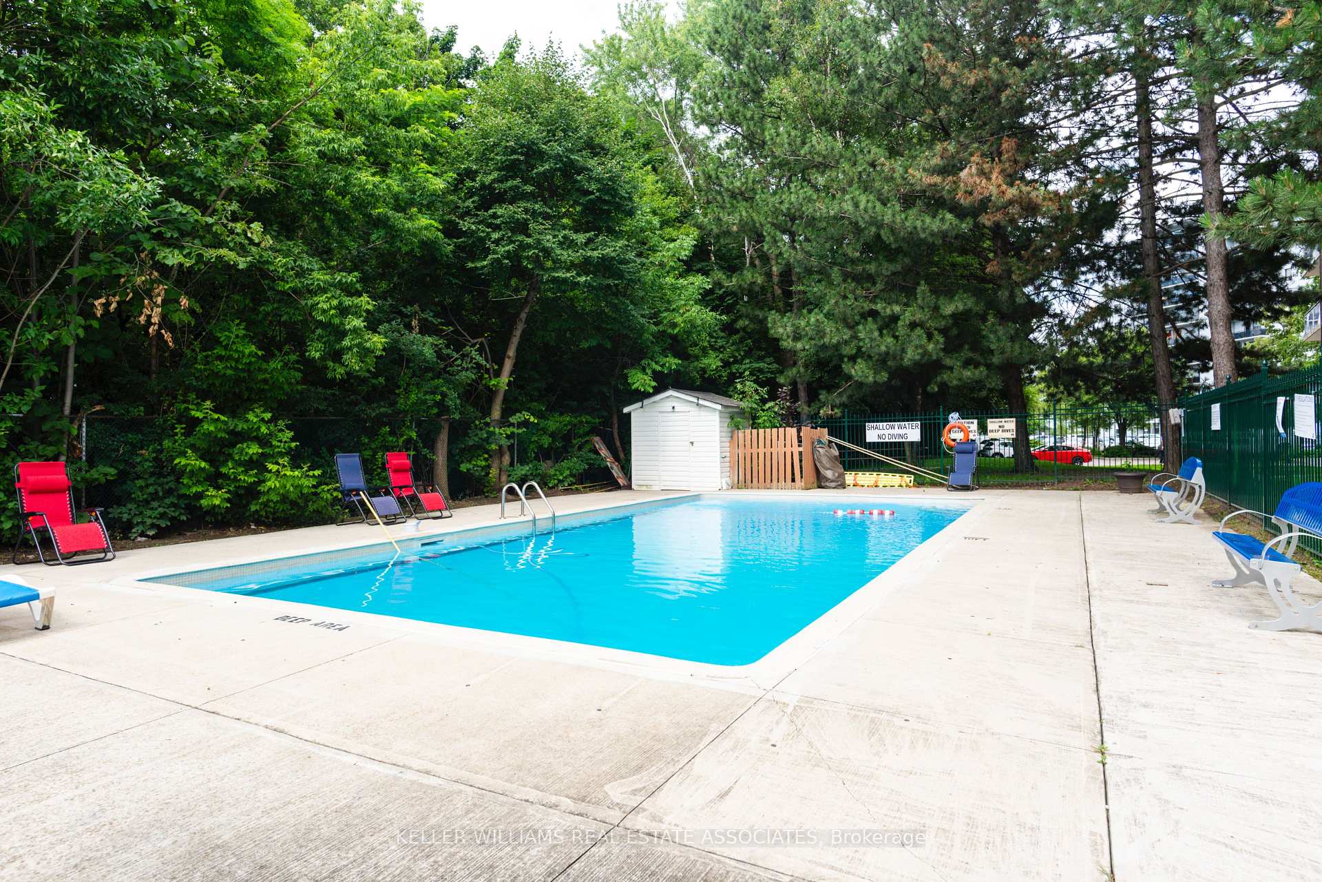 2 Bedrooms Condo at 3145 Queen Frederica, Mississauga For sale