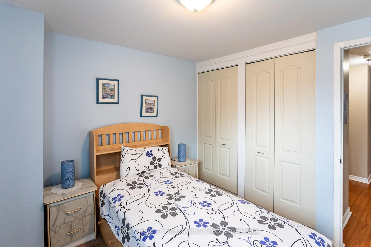 5 Bedrooms Condo at 405 Hyacinthe, Mississauga For sale