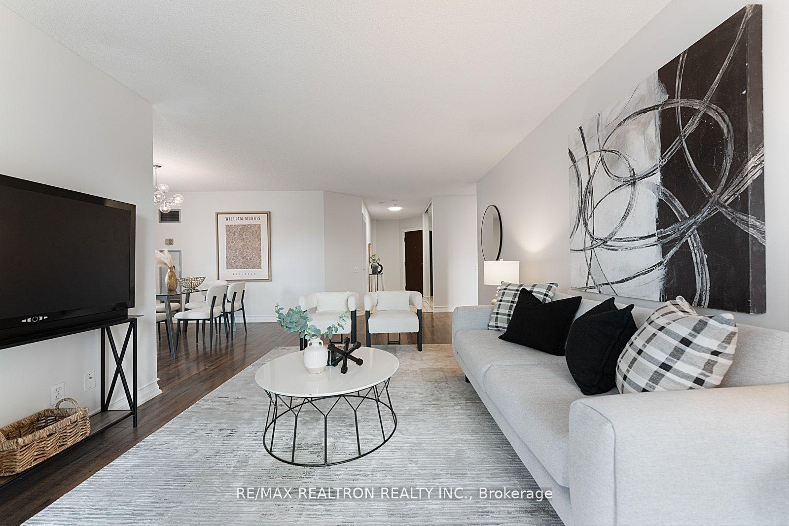 2 Bedrooms Condo at 110 Promenade, Vaughan For sale