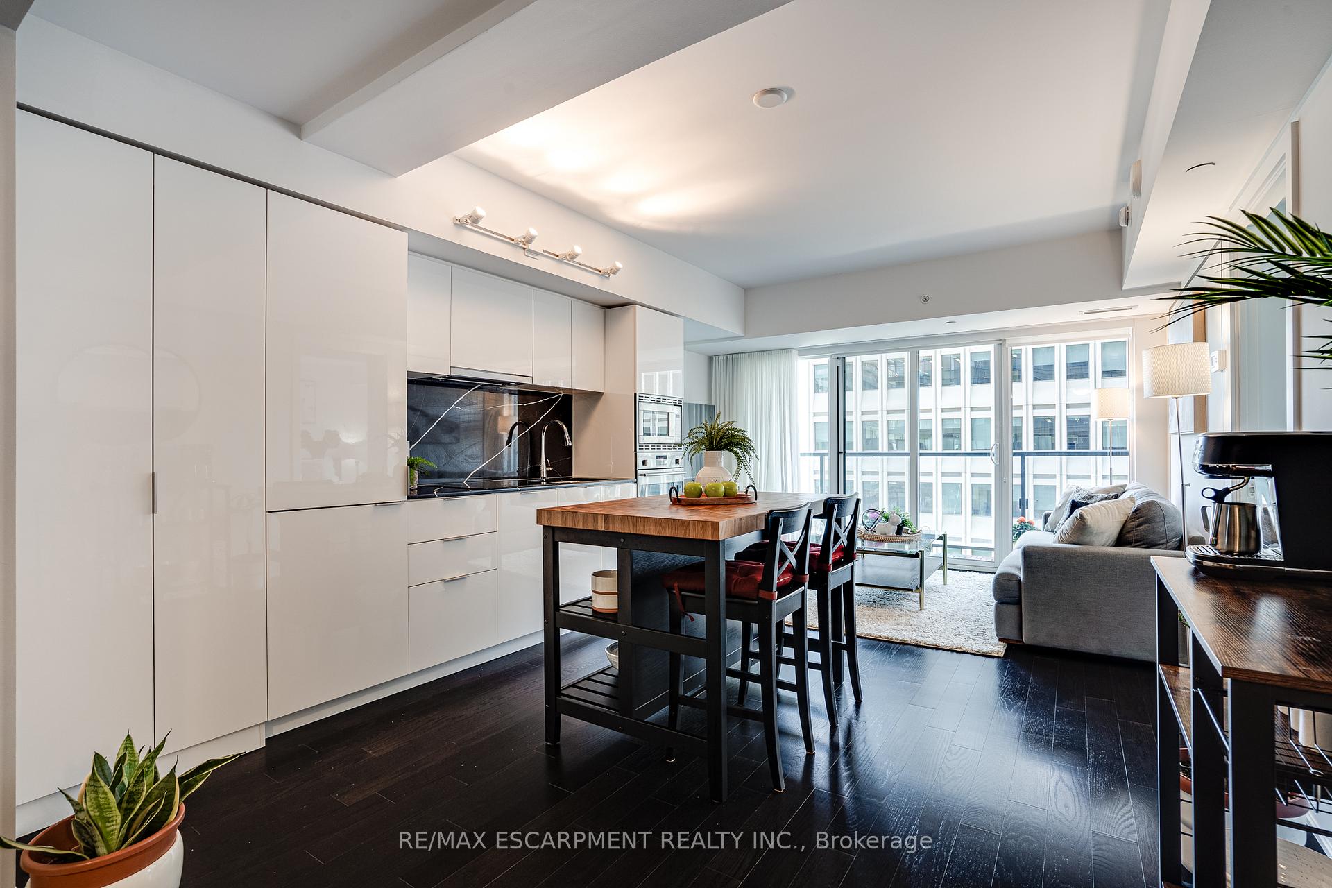 3 Bedrooms Condo at 955 BAY, Toronto For sale