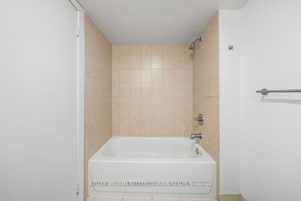 2 Bedrooms Condo at 8 Trent, Toronto For sale