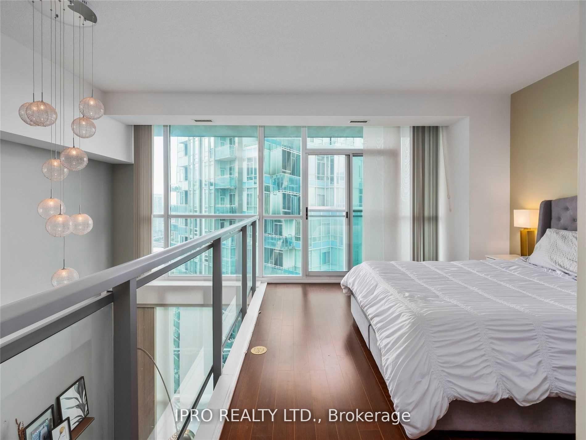 2 Bedrooms Condo at 223 Webb, Mississauga For sale